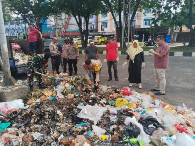 Polsek Binawidya Gelar Gotong Royong Beesama Camat Dan Masyarakat Atasi Sampah Menumpuk Di Jalan SM Amin